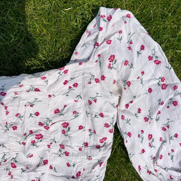 PACSUN PINK FLORAL RUNCHED WHITE TOP (XS/S) - Picture 2 of 3
